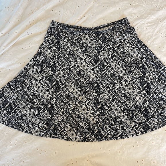 Reitman’s elastic waistband black & white skirt - Picture 2 of 8